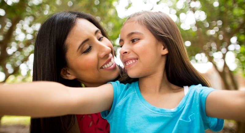 Mamá e hijo sonriendo