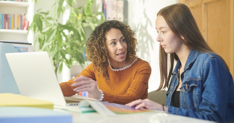 Encuentre servicios sociales gratuitos y de bajo costo en su comunidad